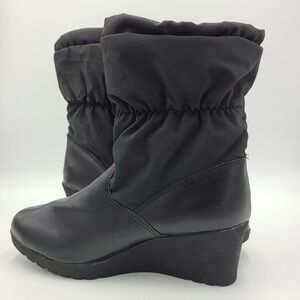 (NWOT) Champion Weather Resistant Faux
Fur Lining Wedge Boots Size 9